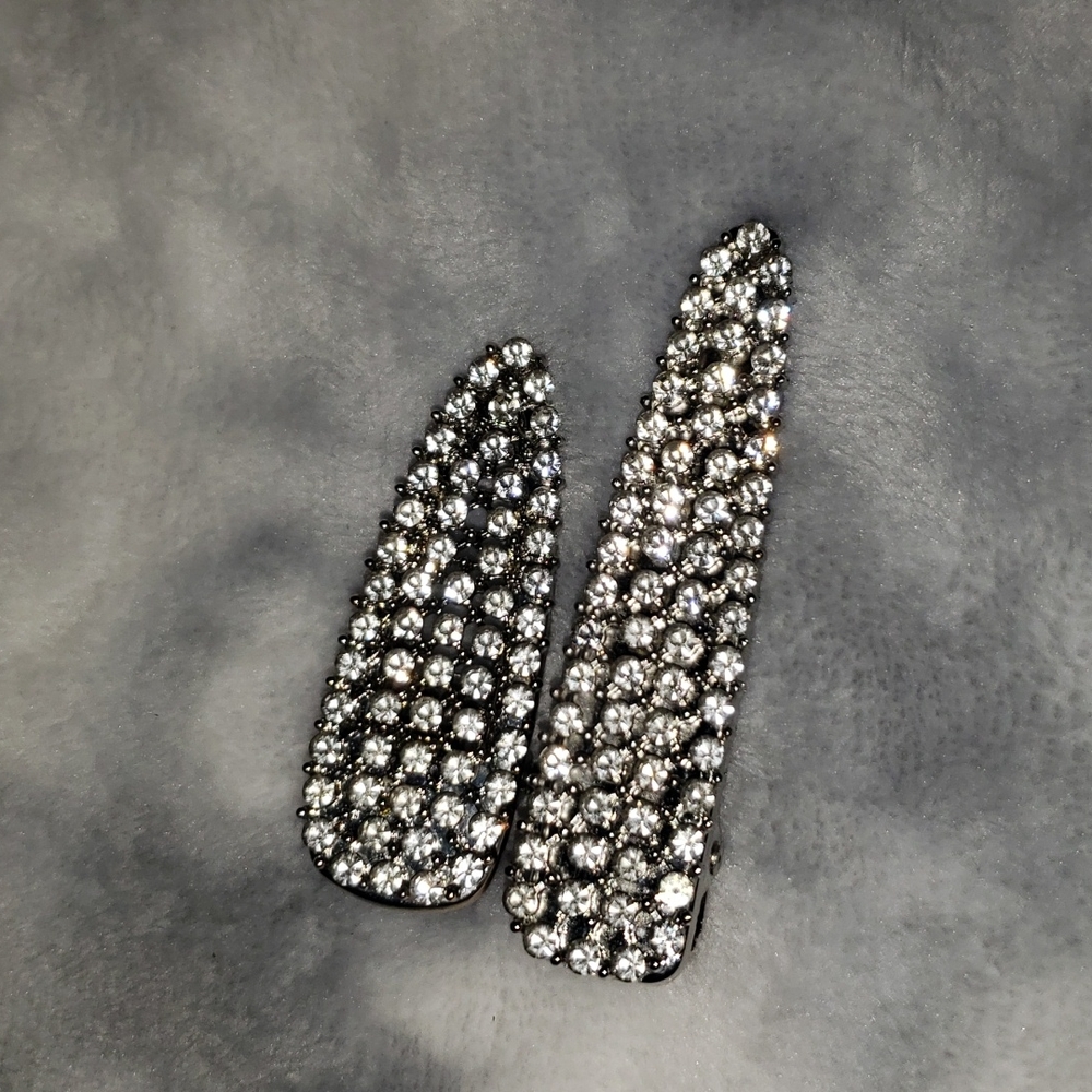 2 Hair clips